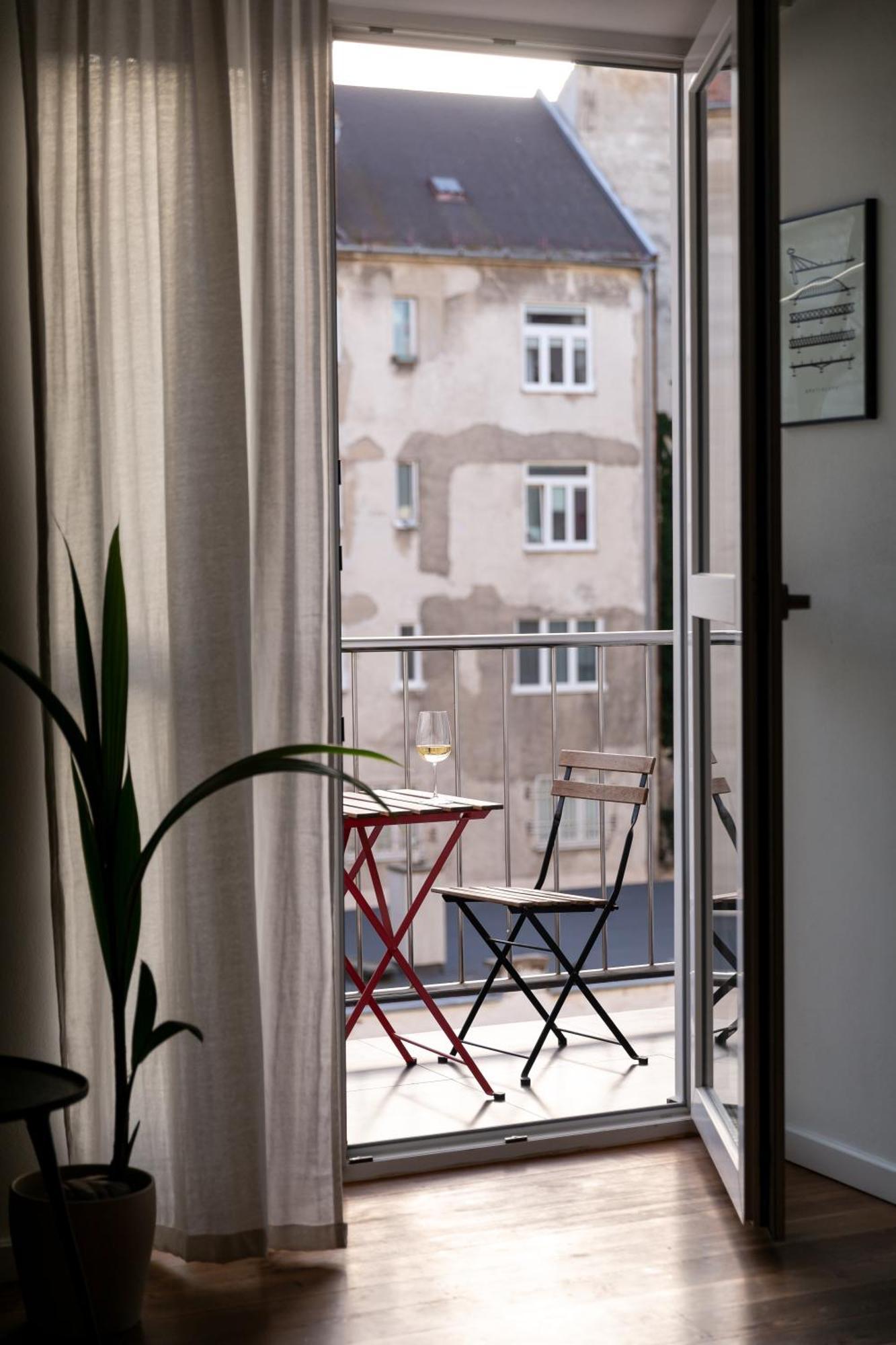 Evergreen - Old Town Spacious Stylish Apartment With Ac And One And A Half Bath, Baby & Kid- Friendly Bratislava Exterior photo